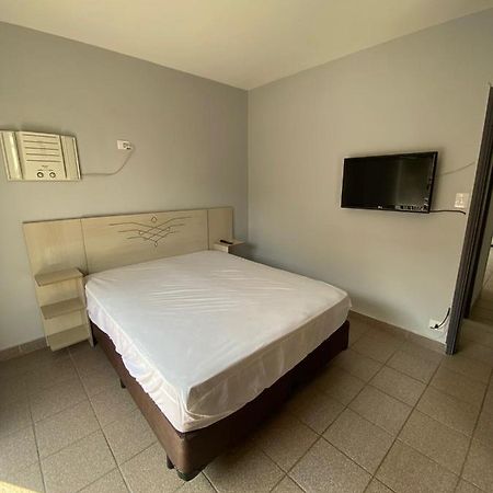 Apartamento com Estacionamento, Wi-Fi, Ar condicionado a 300 metros da Praia da Enseada no Guarujá. Esterno foto