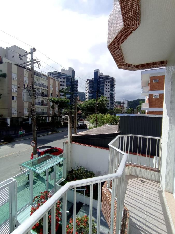 Apartamento com Estacionamento, Wi-Fi, Ar condicionado a 300 metros da Praia da Enseada no Guarujá. Esterno foto