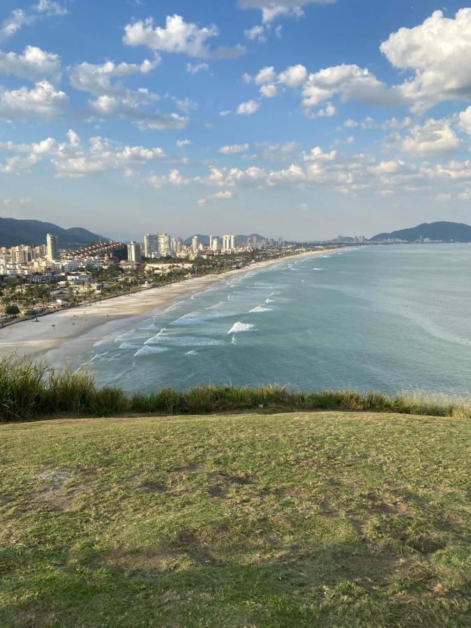 Apartamento com Estacionamento, Wi-Fi, Ar condicionado a 300 metros da Praia da Enseada no Guarujá. Esterno foto