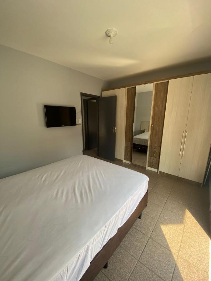 Apartamento com Estacionamento, Wi-Fi, Ar condicionado a 300 metros da Praia da Enseada no Guarujá. Esterno foto