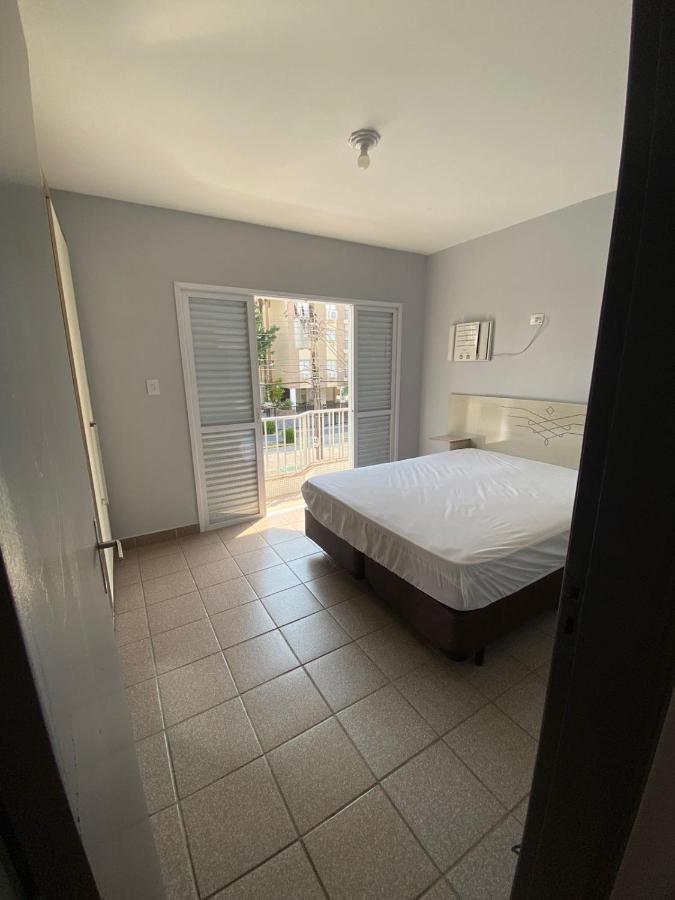 Apartamento com Estacionamento, Wi-Fi, Ar condicionado a 300 metros da Praia da Enseada no Guarujá. Esterno foto