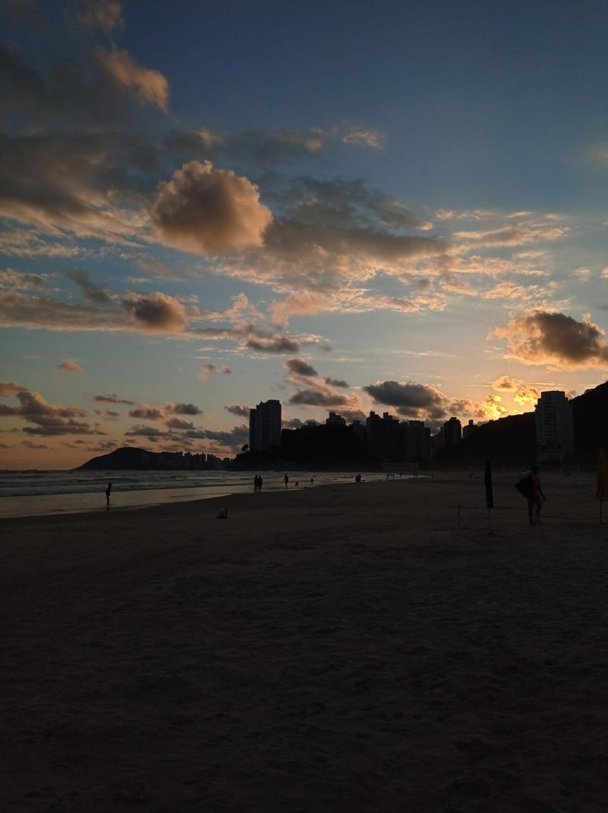 Apartamento com Estacionamento, Wi-Fi, Ar condicionado a 300 metros da Praia da Enseada no Guarujá. Esterno foto