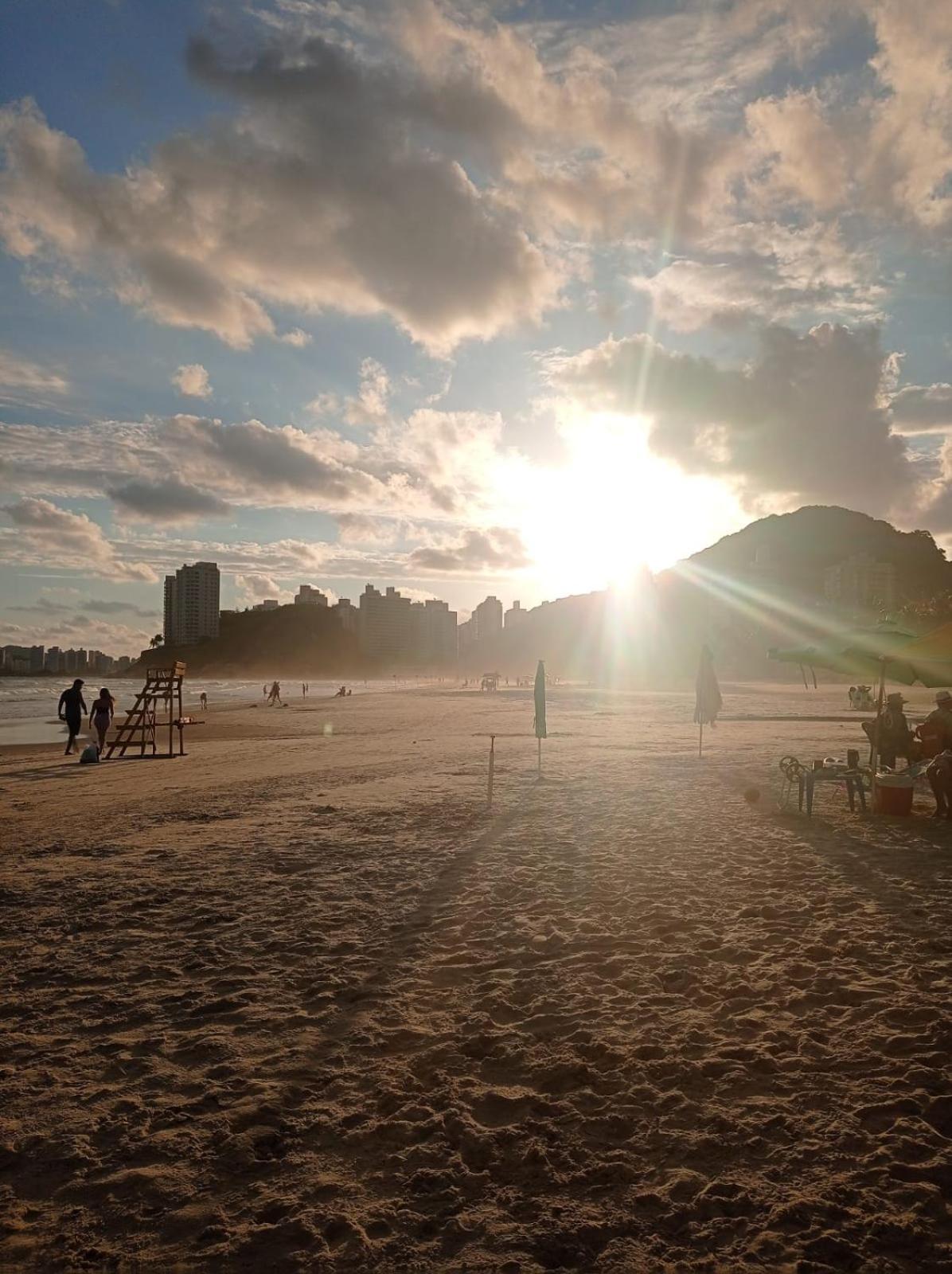 Apartamento com Estacionamento, Wi-Fi, Ar condicionado a 300 metros da Praia da Enseada no Guarujá. Esterno foto